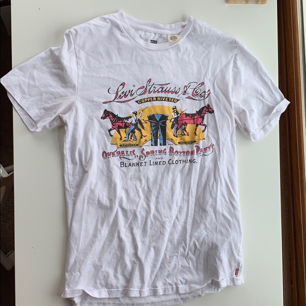 White Levi’s Graphic Tee Shirt